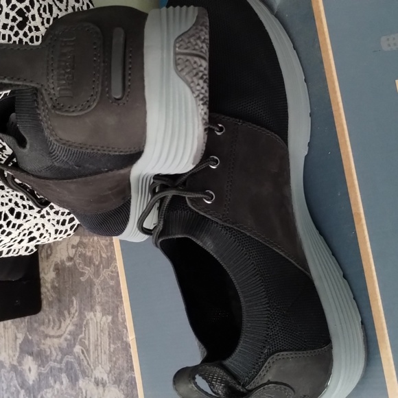 Shoes - Picture 4 of 4